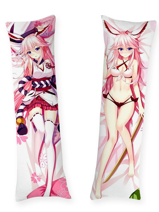 Yae Sakura Miko und Bikini Dakimakura